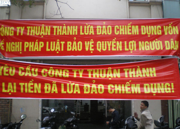 Khách hàng vây trụ sở Công ty Cổ phần Đầu tư Bất động sản Thuận Thành. Ảnh N.B. Khách hàng vây