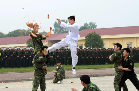 Cảnh sát cơ động luyện tập, trình diễn võ thuật . Cảnh sát cơ động luyện tập, trình diễn võ thuật