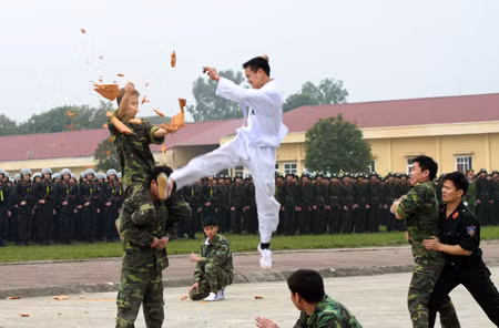 Cảnh sát cơ động luyện tập, trình diễn võ thuật 
