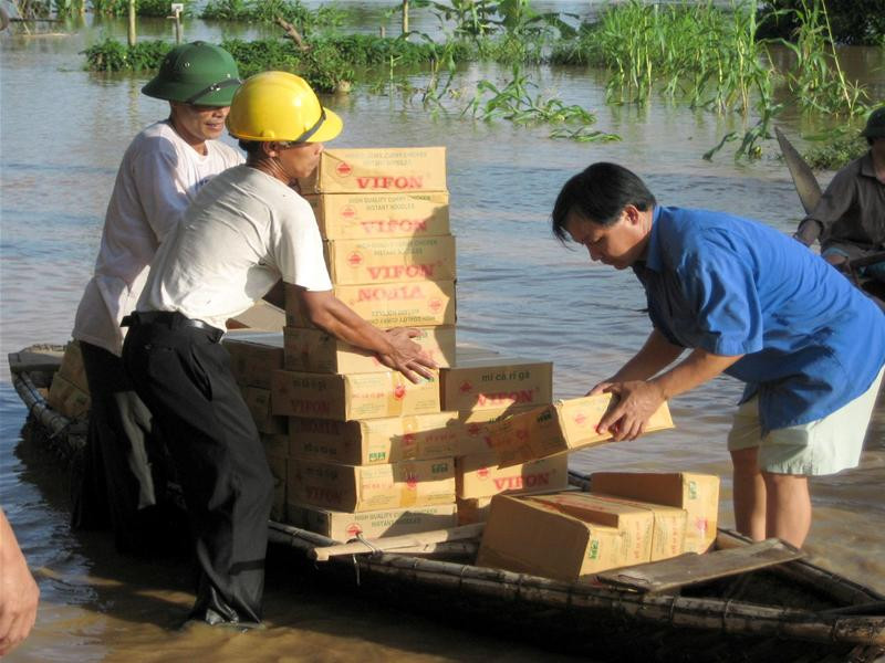 Chuyển mì tôm cứu trợ vùng tâm lũ Trấn Yên. Ảnh : Minh Đức - Đình Tứ