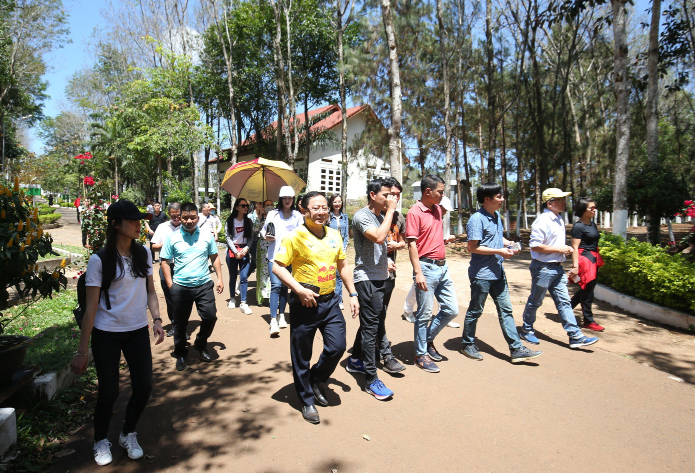 HLV Kiatisuk và các cầu thủ HAGL và các Hoa hậu, Á hậu và các người đẹp cuộc thi Hoa hậu Việt Nam 2020 sẽ tham dự Lễ hội Cồng chiêng Tây Nguyên tối 27/3, trong khuôn khổ chuỗi sự kiện Tiền Phong Marathon 2021. Ông Lê Xuân Sơn, Tổng biên tập báo Tiền Phong, Trưởng BTC giải cho biết: &quot;HAGL là một trong những đội bóng nhận được nhiều sự mến mộ nhất tại Việt Nam. Các cầu thủ của CLB như Công Phượng, Tuấn Anh, Xuân Trường... bằng những màn trình diễn của mình, đã khiến hàng triệu con tim người hâm mộ bóng đá Việt Nam vỡ oà&quot;. Trưởng BTC giải cũng gửi lời cảm ơn tới ông Đoàn Nguyên Đức, tới CLB, dù đang trong khoảng thời gian căng thẳng cho cuộc đua V-League, đã sắp xếp thời gian giao lưu với các VĐV tham dự giải. Tiếp đón các thành viên BTC giải Tiền Phong Marathon 2021, Giám đốc điều hành HAGL Nguyễn Tấn Anh đã đưa các thành viên BTC, Hoa hậu, Á hậu và người đẹp đi thăm quan Học viện, từ phòng truyền thống CLB, phòng chức năng, sân tập, tới phòng ăn. Ông Nguyễn Tấn Anh chia sẻ: &quot;Tiền Phong Marathon 2021 là một giải chạy lớn, có truyền thống và lâu đời, thu hút nhiều VĐV tới tham dự. Vượt lên trên giải thể thao thông thường, đây là cơ hội để Gia Lai quảng bá du lịch và con người tới bạn bè trong và ngoài nước. CLB HAGL luôn mong muốn đóng góp vào sự phát triển kinh tế, văn hoá và du lịch của địa phương. Tôi cũng được biết rất nhiều runner cũng mong muốn được giao lưu với các cầu thủ HAGL. Vì thế, chúng tôi sẽ sắp xếp cho các em tham dự đêm Lễ hội Cồng chiêng Tây Nguyên, dù ngắn ngủi&quot;. Đây là lần đầu tiên Hoa hậu Đỗ Thị Hà, Á hậu Phạm Ngọc Phương Anh cùng các người đẹp Huỳnh Thúy Vi, Huỳnh Nguyễn Mai Phương, Phù Bảo Nghi và Phạm Thị Phương Quỳnh tới thăm Học viện bóng đá HAGL của bầu Đức. Đích thân HLV Kiatisuk đã tiếp đón những vị khách đặc biệt.