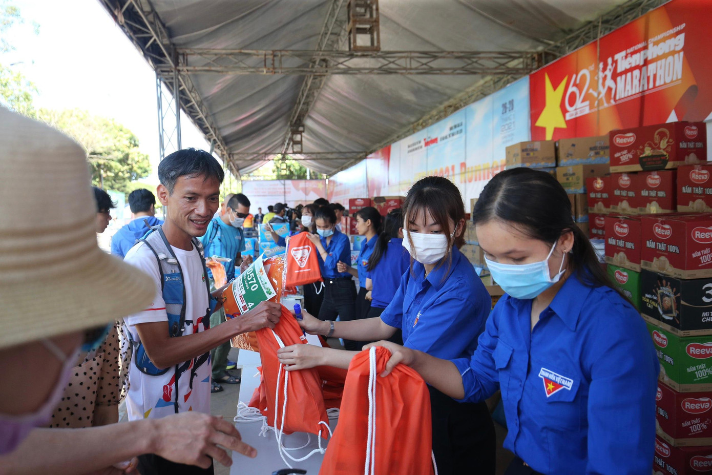 Anh Trần Thắng là người nhận BIB 21km đầu tiên của Tiền Phong Marathon 2021. Runner đến từ chủ nhà Gia Lai chạy bộ hơn một năm, nhưng đây là lần đầu tiên tham dự một giải đấu. Anh đặt mục tiêu hoàn thành quãng đường trong 2 giờ.