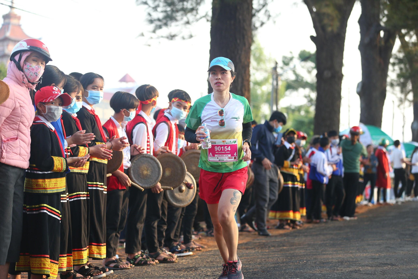 Người dân Pleiku xếp hàng nối đuôi nhau, theo dõi cuộc thi tài tại Tiền Phong Marathon 2021.