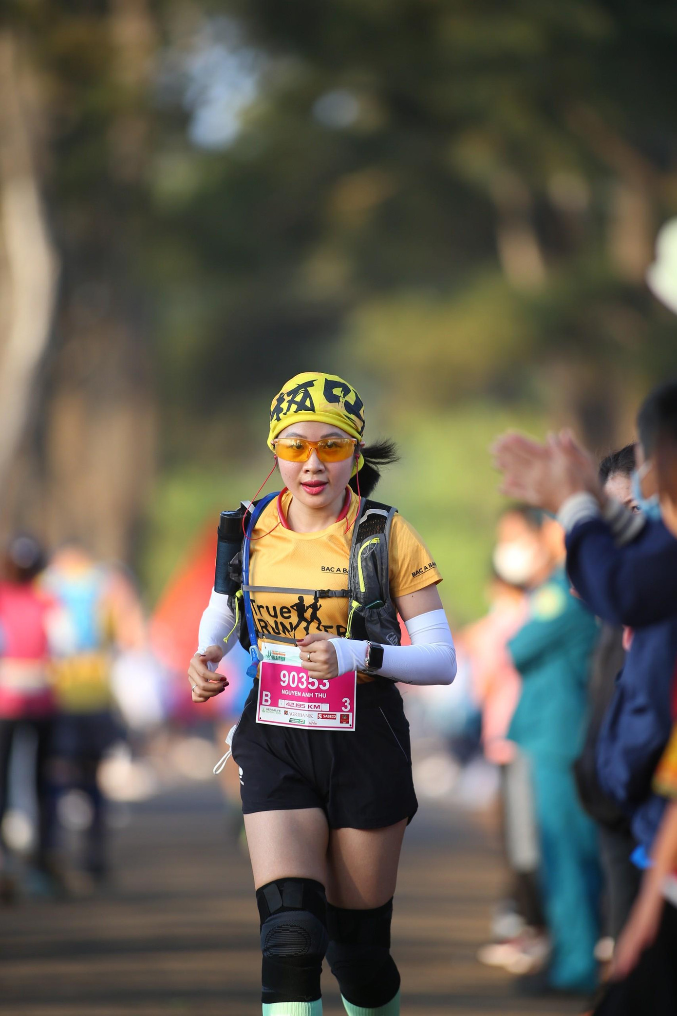 Sự xuất hiện của những nữ VĐV phong trào xinh đẹp trên đường đua, góp phần thổi lửa cho cuộc tranh đua tại giải Tiền Phong Marathon 2021 them phần quyết liệt.