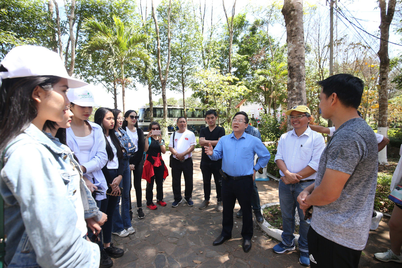 Ông Lê Xuân Sơn, Tổng biên tập báo Tiền Phong, Trưởng BTC giải cho biết: &quot;HAGL là một trong những đội bóng nhận được nhiều sự mến mộ nhất tại Việt Nam. Các cầu thủ của CLB như Công Phượng, Tuấn Anh, Xuân Trường... bằng những màn trình diễn của mình, đã khiến hàng triệu con tim người hâm mộ bóng đá Việt Nam vỡ oà&quot;. Trưởng BTC giải cũng gửi lời cảm ơn tới ông Đoàn Nguyên Đức, tới CLB, dù đang trong khoảng thời gian căng thẳng cho cuộc đua V-League, đã sắp xếp thời gian giao lưu với các VĐV tham dự giải. Tiếp đón các thành viên BTC giải Tiền Phong Marathon 2021, Giám đốc điều hành HAGL Nguyễn Tấn Anh đã đưa các thành viên BTC, Hoa hậu, Á hậu và người đẹp đi thăm quan Học viện, từ phòng truyền thống CLB, phòng chức năng, sân tập, tới phòng ăn. Ông Nguyễn Tấn Anh chia sẻ: &quot;Tiền Phong Marathon 2021 là một giải chạy lớn, có truyền thống và lâu đời, thu hút nhiều VĐV tới tham dự. Vượt lên trên giải thể thao thông thường, đây là cơ hội để Gia Lai quảng bá du lịch và con người tới bạn bè trong và ngoài nước. CLB HAGL luôn mong muốn đóng góp vào sự phát triển kinh tế, văn hoá và du lịch của địa phương. Tôi cũng được biết rất nhiều runner cũng mong muốn được giao lưu với các cầu thủ HAGL. Vì thế, chúng tôi sẽ sắp xếp cho các em tham dự đêm Lễ hội Cồng chiêng Tây Nguyên, dù ngắn ngủi&quot;.