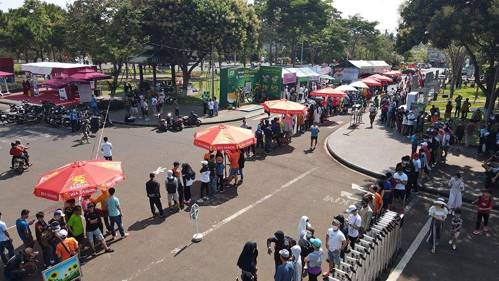 Sáng 27/3, Ban tổ chức giải Tiền Phong Marathon 2021 tiếp tục tiến hành trao trả racekit (BIB, Áo Finisher ,Túi...) cho các vận động viên (VĐV) tham gia tranh tài tại Pleiku. Ngay từ khi ban tổ chức mở quầy phát racekit, hàng nghìn runner xếp hàng để vào làm thủ tục.