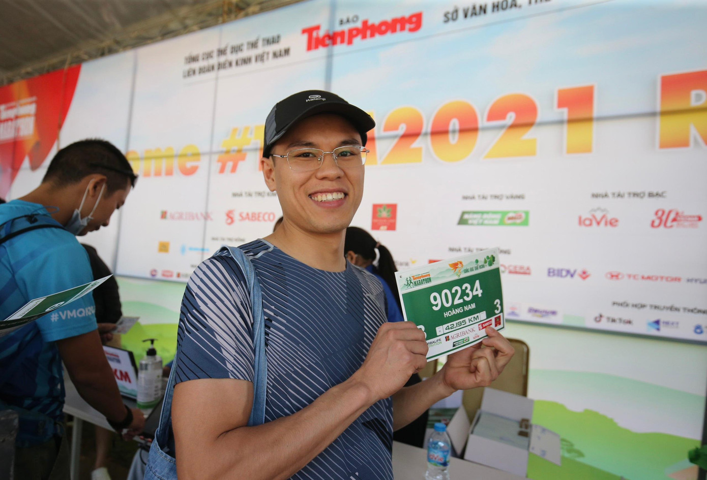 Trong khi đó, anh Hoàng Nam (Hà Nội) là người đầu tiên nhận BIB 42,195 km. Runner đến từ Thủ đô cho biết anh rất ấn tượng với khí hậu mát mẻ, thoáng đãng, cảnh vật và con người Pleiku. Đây là lần đầu tiên anh đến với vùng đất cao nguyên, cũng là lần đầu tiên tham dự một giải đấu, kết hợp du lịch với chạy bộ. Dù mới tập chạy 4 tháng, anh vẫn tự tin đăng ký cự ly dài nhất bởi có sự chuẩn bị chu đáo, tạp theo giáo án và có HLV hướng dẫn.