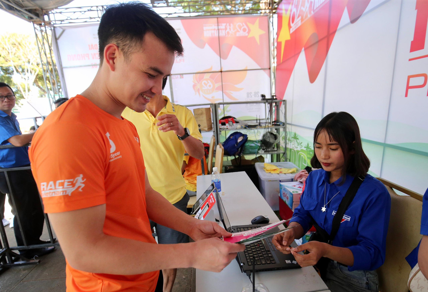 Anh Phùng Văn Linh- HLV đội tuyển điền kinh trẻ quốc gia, tham gia tranh tài ở cự ly 42,195km tại Tiền Phong Marathon 2021.