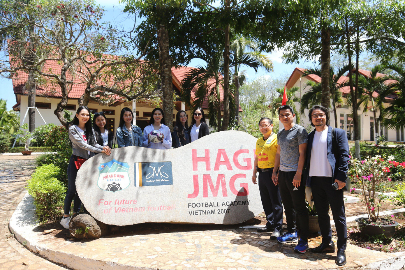 BTC giải Tiền Phong Marathon và các người đẹp của cuộc thi nhan sắc do báo Tiền Phong tổ chức chụp ảnh lưu niệm.