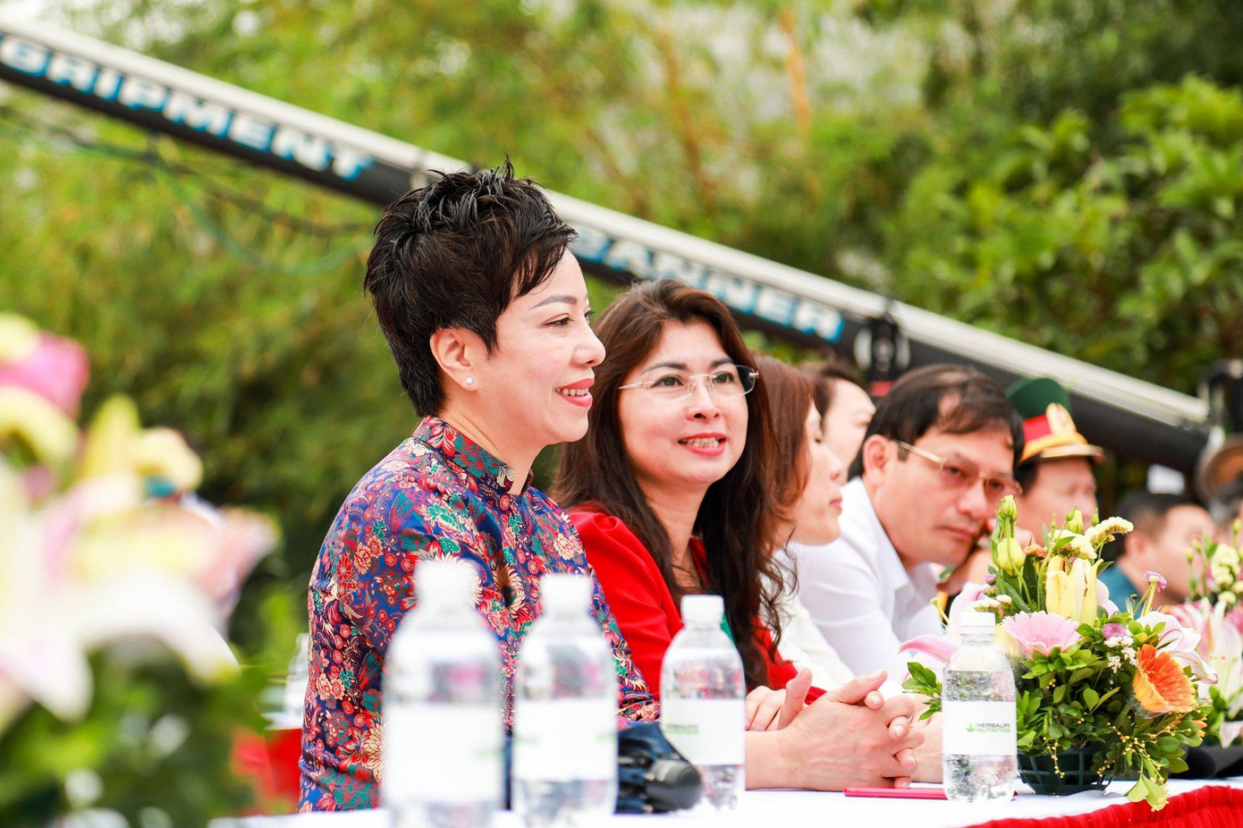 “Bốn mốt năm gắn bó với thể thao chuyên nghiệp, bằng chính trải nghiệm của bản thân, tôi thực sự cảm thông và thấu hiểu cho những thiệt thòi cũng như mong muốn của người phụ nữ đang hoạt động trong môi trường khắc nghiệt này. Từ lâu tôi luôn ấp ủ hai tâm nguyện: thứ nhất, đưa những liệu pháp và công nghệ chăm sóc sức khỏe dành cho các vận động viên thể thao chuyên nghiệp tới cộng đồng; điều còn lại là tạo điều kiện để các em nữ vận động viên có thể tiếp cận được với những dịch vụ chăm sóc sắc đẹp tốt nhất hiện nay. Mô hình Trung tâm chăm sóc sức khỏe và sắc đẹp cộng đồng Sen Nam Việt (SENAVI) là nơi giúp tôi thực hiện mong ước ấy” –HLV Nguyễn Thị Nhung chia sẻ. “Bốn mốt năm gắn bó với thể thao chuyên nghiệp, bằng chính trải nghiệm của bản thân, tôi thực sự cảm thông và thấu hiểu cho những thiệt thòi cũng như mong muốn của người phụ nữ đang hoạt động trong môi trường khắc nghiệt này. Từ lâu tôi luôn ấp ủ hai tâm nguyện: thứ nhất, đưa những liệu pháp và công nghệ chăm sóc sức khỏe dành cho các vận động viên thể thao chuyên nghiệp tới cộng đồng; điều còn lại là tạo điều kiện để các em nữ vận động viên có thể tiếp cận được với những dịch vụ chăm sóc sắc đẹp tốt nhất hiện nay. Mô hình Trung tâm chăm sóc sức khỏe và sắc đẹp cộng đồng Sen Nam Việt (SENAVI) là nơi giúp tôi thực hiện mong ước ấy” –HLV Nguyễn Thị Nhung chia sẻ.