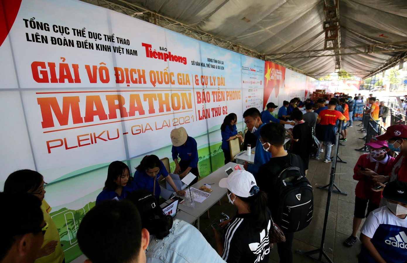 Sáng 26/3, Ban tổ chức giải Tiền Phong Marathon 2021 đã tiến hành trao trả Racekit (BIB, Áo Finisher ,Túi...) cho các VĐV tham gia tranh tài tại Pleiku.