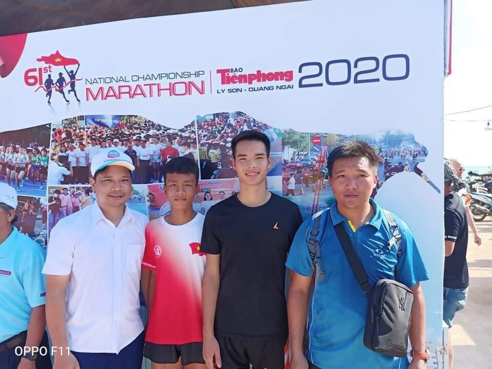 HLV Tiến Tùng (áo xanh) và VĐV Tòng Văn Hoàn (áo đỏ) dự Tiền Phong Marathon 2020
