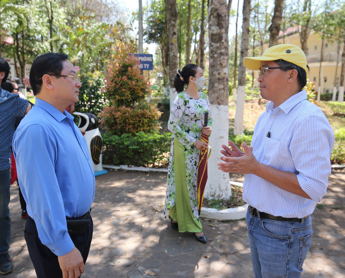 Tiếp đón các thành viên BTC giải Tiền Phong Marathon 2021, Giám đốc điều hành HAGL Nguyễn Tấn Anh đã đưa các thành viên BTC, Hoa hậu, Á hậu và người đẹp đi thăm quan Học viện, từ phòng truyền thống CLB, phòng chức năng, sân tập, tới phòng ăn. Ông Nguyễn Tấn Anh chia sẻ: &quot;Tiền Phong Marathon 2021 là một giải chạy lớn, có truyền thống và lâu đời, thu hút nhiều VĐV tới tham dự. Vượt lên trên giải thể thao thông thường, đây là cơ hội để Gia Lai quảng bá du lịch và con người tới bạn bè trong và ngoài nước. CLB HAGL luôn mong muốn đóng góp vào sự phát triển kinh tế, văn hoá và du lịch của địa phương. Tôi cũng được biết rất nhiều runner cũng mong muốn được giao lưu với các cầu thủ HAGL. Vì thế, chúng tôi sẽ sắp xếp cho các em tham dự đêm Lễ hội Cồng chiêng Tây Nguyên, dù ngắn ngủi&quot;.