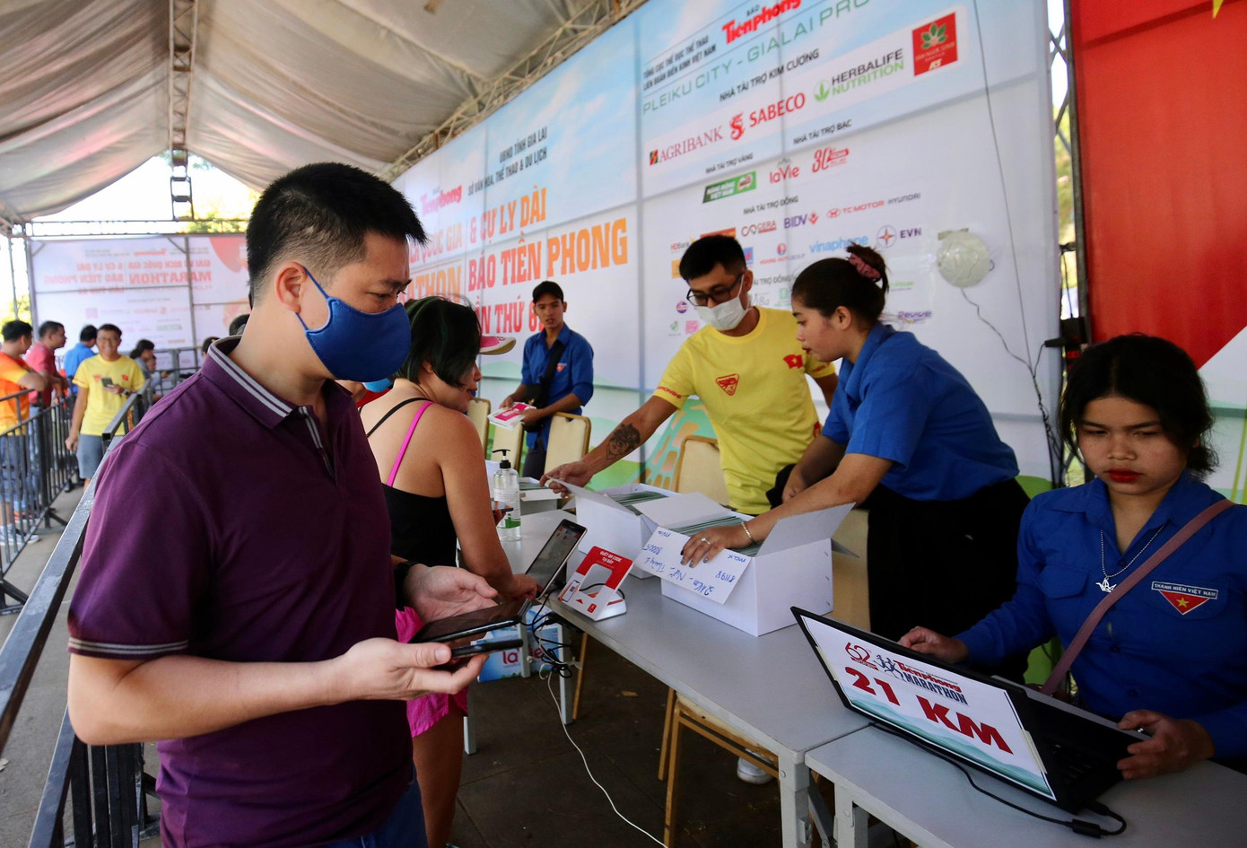 Thời tiết nắng nóng không ngăn được bước chân hàng trăm runner đổ về quảng trường Đại Đoàn Kết. Ai cũng hào hứng và mong ngóng được nhận tấm BIB của mình trong khoảng thời gian sớm nhất có thể.