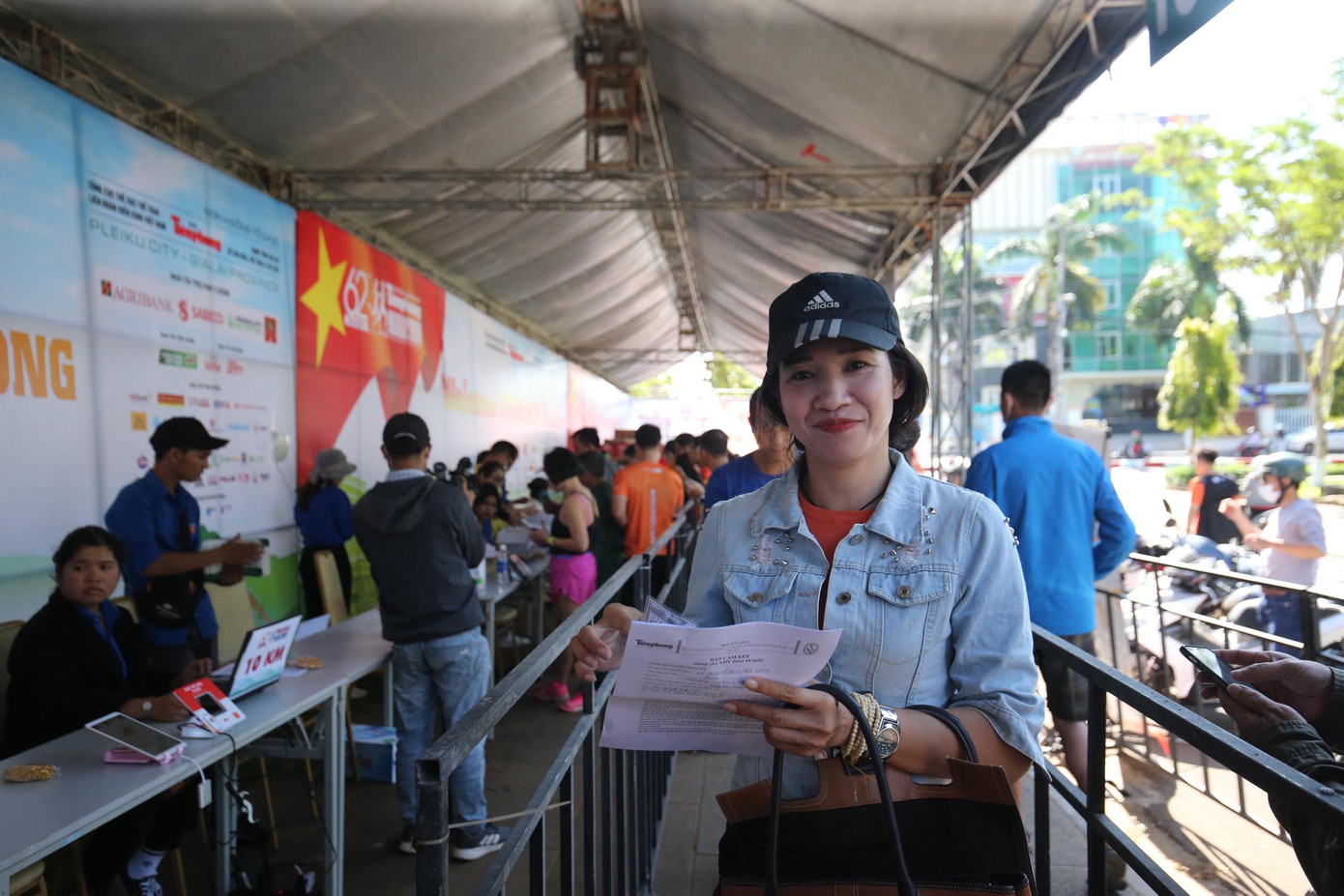 “Nữ hoàng chạy cự ly trung bình” Phạm Đình Khánh Đoan dẫn dắt đội điền kinh Khánh Hoà dự Tiền Phong Marathon 2021.
