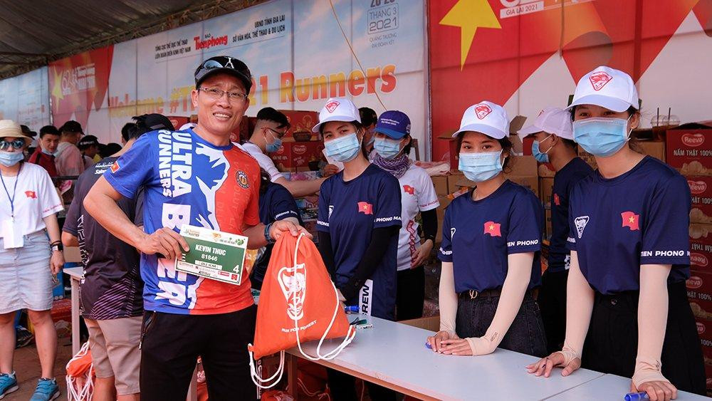 Không khí sôi động ở quầy nhận BIB.