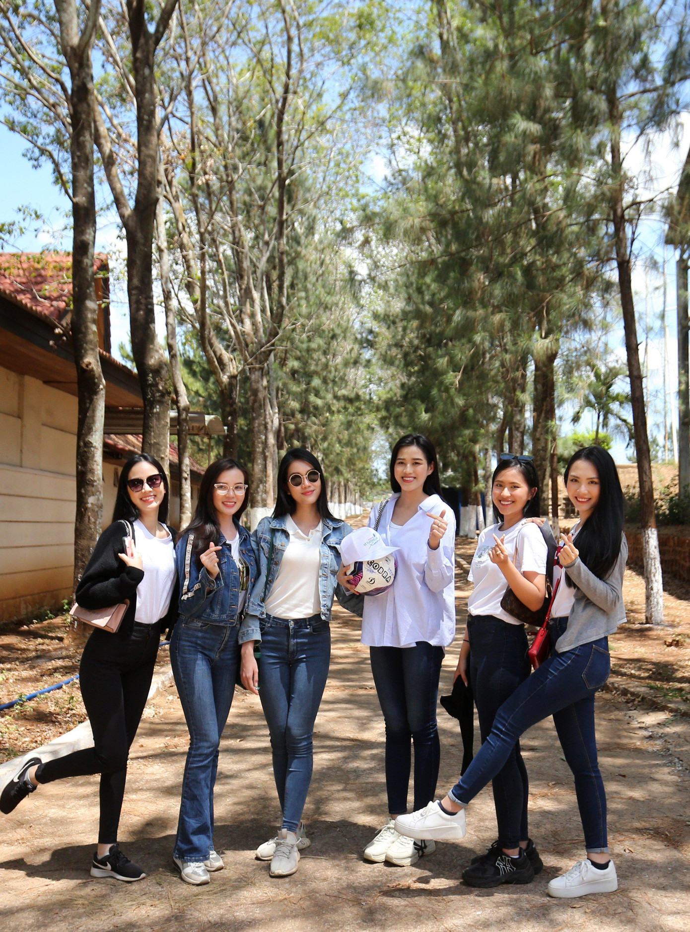 Tiền Phong Marathon 2021 quy tụ khoảng 4.500 VĐV, trong đó có hơn 4.200 VĐV phong trào (44 VĐV nước ngoài) và gần 300 VĐV chuyên nghiệp tham gia tranh tài tại Pleiku, Gia Lai từ ngày 26 đến 28/3. Giải chạy do UBND tỉnh Gia Lai, báo Tiền Phong, Liên đoàn Điền kinh Việt Nam phối hợp tổ chức.