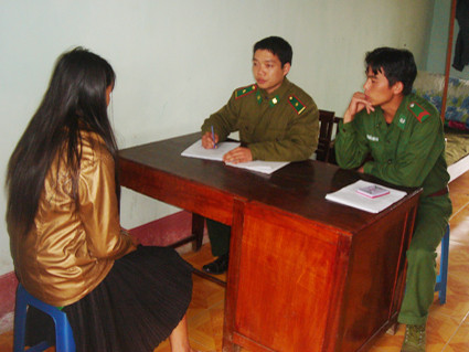 BĐBP Đồn Bạch Đích lấy lời khai một “nữ quái” buôn người