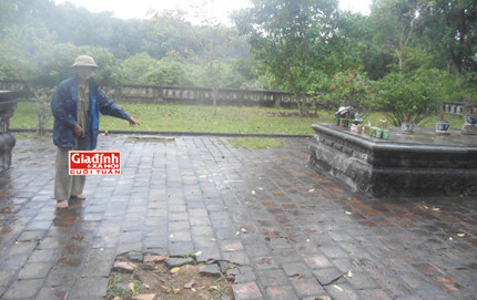 Ông Truyền chỉ vị trí đền bị phá để xây lò nung vôi. Ảnh H.G