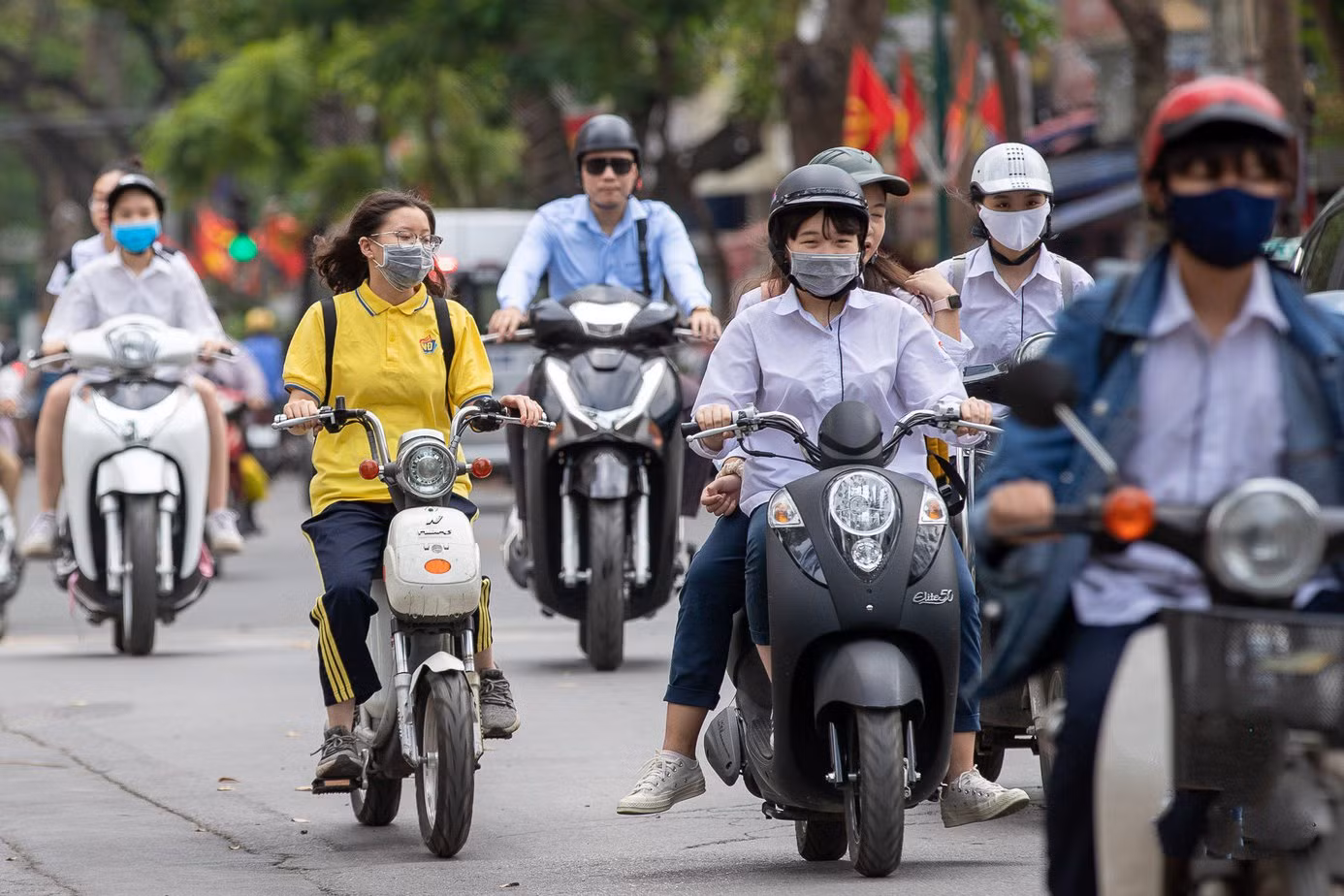 Đề xuất bổ sung quy định, người từ 16 dưới 18 tuổi điều khiển xe gắn máy có dung tích xi-lanh dưới 50cc hoặc xe máy điện phải có giấy phép lái xe hoặc chứng chỉ lái xe (ảnh minh họa).