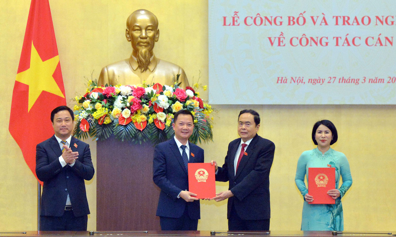 Phó Chủ tịch Thường trực Quốc hội Trần Thanh Mẫn trao Nghị quyết cho các cán bộ. Ảnh: Hồ Long