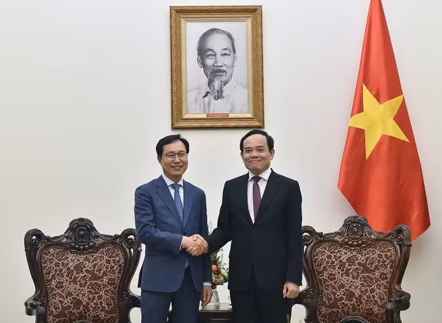 Phó Thủ tướng Trần Lưu Quang và Tổng Giám đốc Tổ hợp Samsung Việt Nam Choi Joo Ho. Ảnh: Hải Minh Phó Thủ tướng Trần Lưu Quang và Tổng Giám đốc Tổ hợp Samsung Việt Nam Choi Joo Ho. Ảnh: Hải Minh