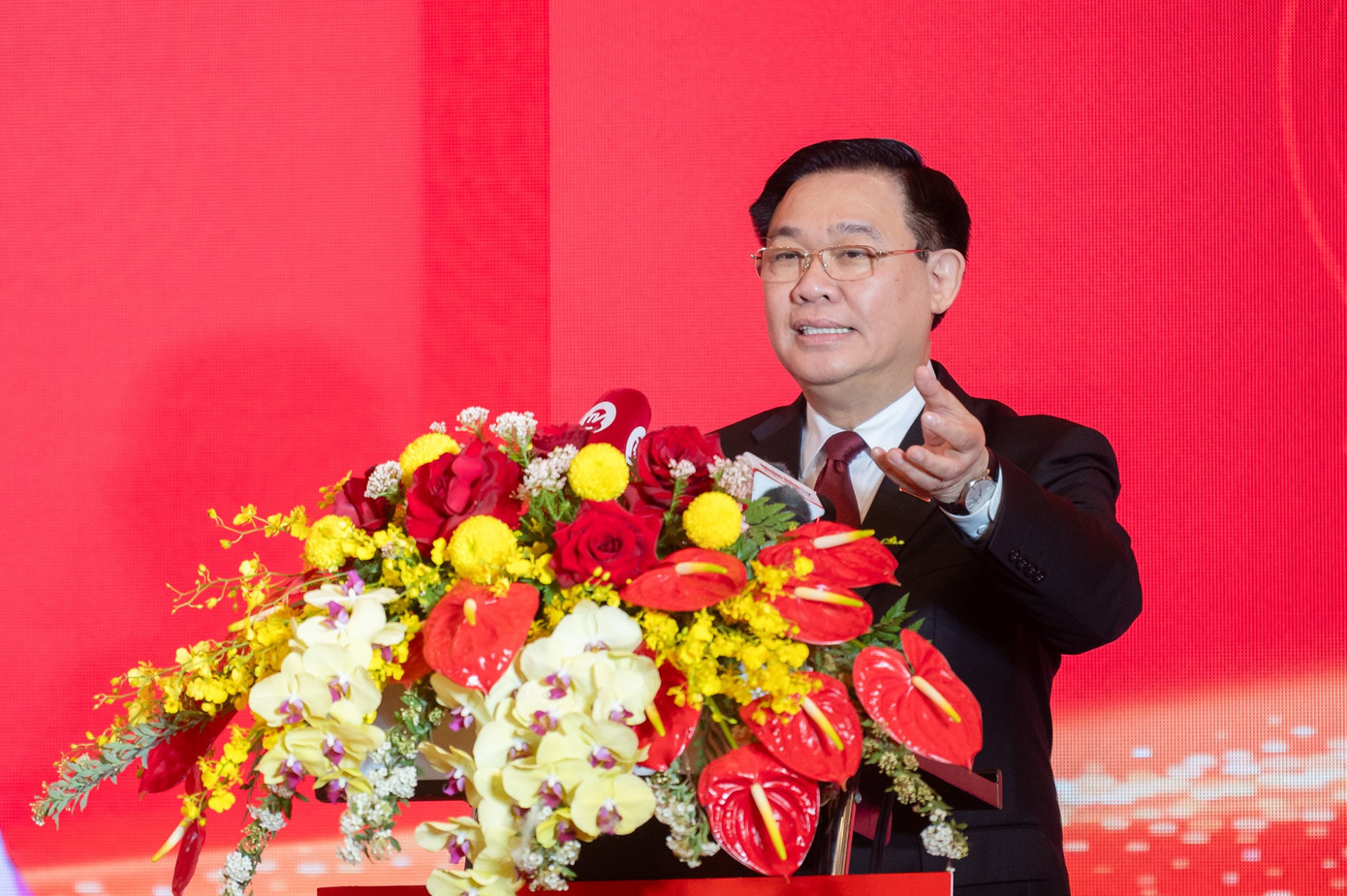 Chủ tịch Quốc hội vương Đình Huệ phát biểu tại hội nghị Chủ tịch Quốc hội vương Đình Huệ phát biểu tại hội nghị