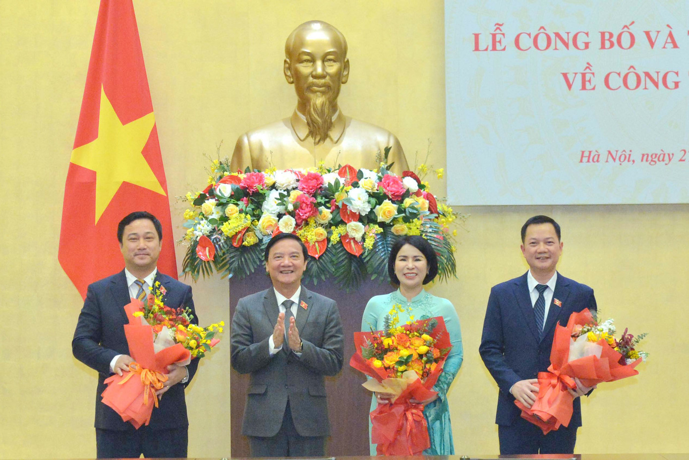 Phó Chủ tịch Quốc hội Nguyễn Khắc Định tặng hoa chúc mừng. Ảnh HL