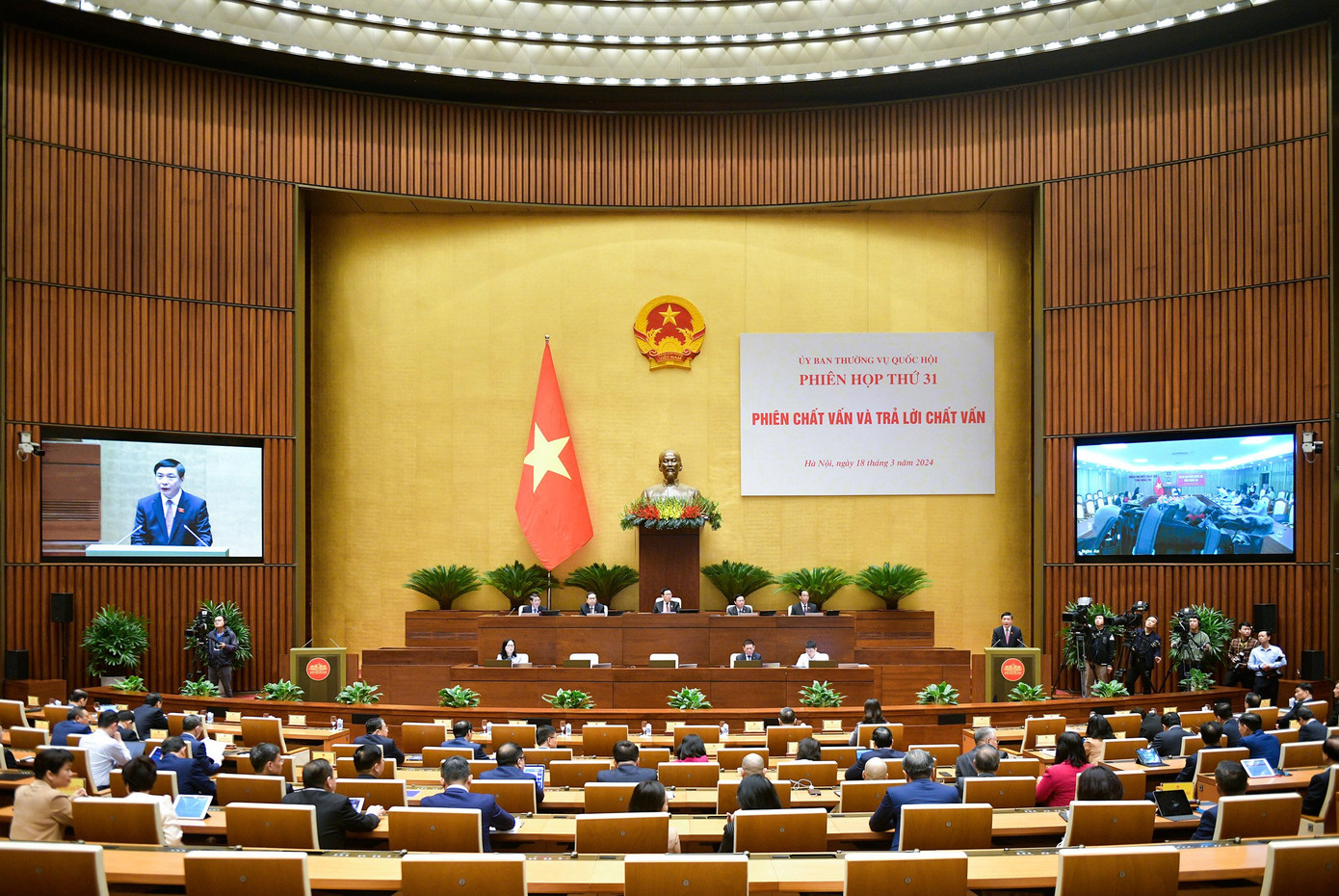 Phiên chất vấn được truyền hình phát thanh trực tiếp để cử tri theo dõi