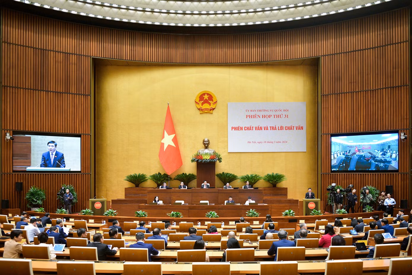 Phiên chất vấn được truyền hình phát thanh trực tiếp để cử tri theo dõi