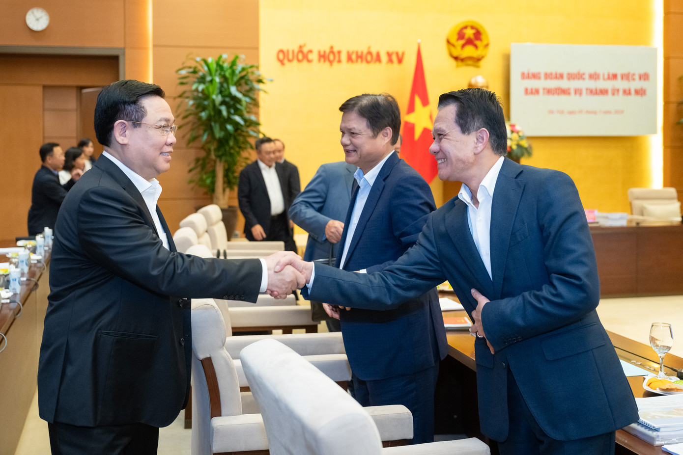 Chủ tịch Quốc hội Vương Đình Huệ cùng các đại biểu tham dự buổi làm việc. Ảnh: QH. Chủ tịch Quốc hội Vương Đình Huệ cùng các đại biểu tham dự buổi làm việc. Ảnh: QH.