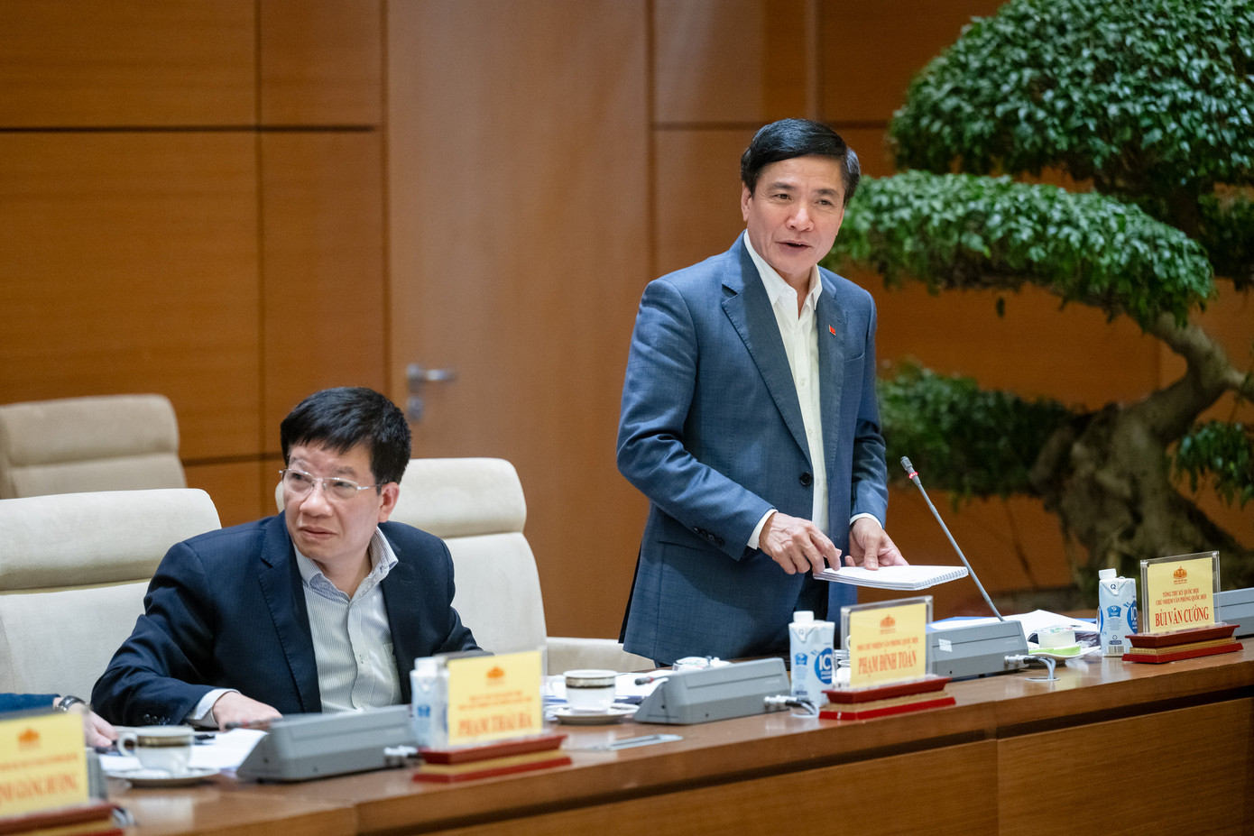 Tổng Thư ký Quốc hội, Chủ nhiệm Văn phòng Quốc hội Bùi Văn Cường báo cáo tại phiên họp