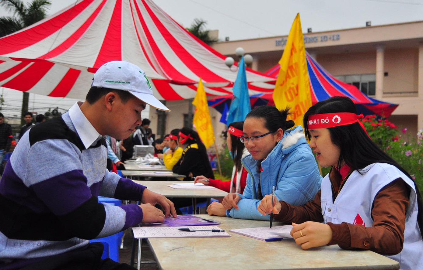 Các bạn trẻ đăng ký hiến máu tình nguyện..