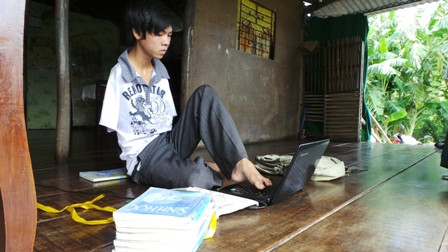 Không chỉ viết chữ nhanh, Trí còn sử dụng được vi tính và gõ văn bản