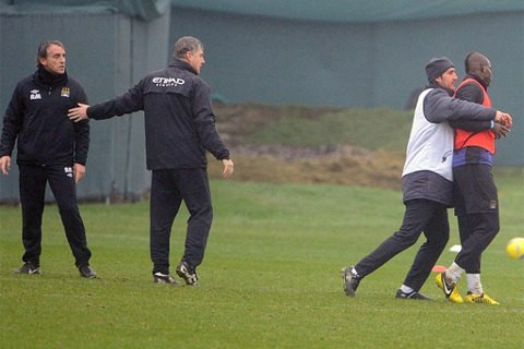 Các thành viên trong ban huấn luỵện phải tìm cách tách Mancini và Balotelli ra xa nhau