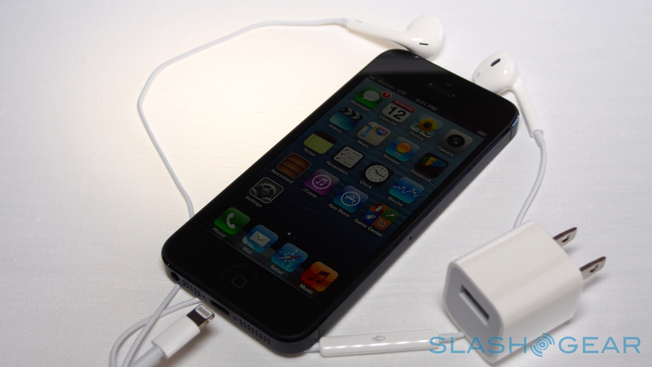 Toàn bộ iPhone 5 và phụ kiện đóng hộp.