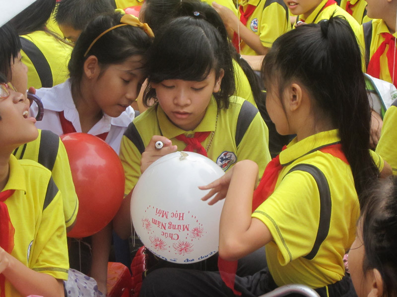 Các em học sinh viết lên bóng bay thả lên trời