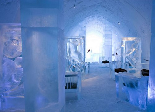 Khách sạn có cả quán bar và những căn phòng trang trí bằng các tác phẩm điêu khắc băng tuyết nghệ thuật. Khách sẽ được thưởng thức không gian lãng mạn và đồ uống ngon khỏi chê.
