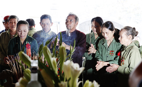 Thắng hương cho đồng đội