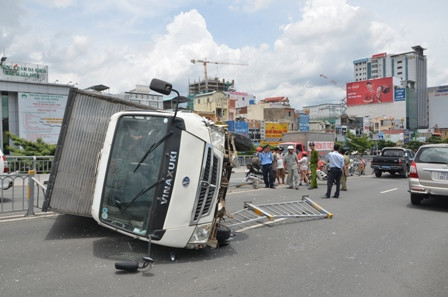 Xe tải lật ngang trên cầu vượt thép ảnh 1