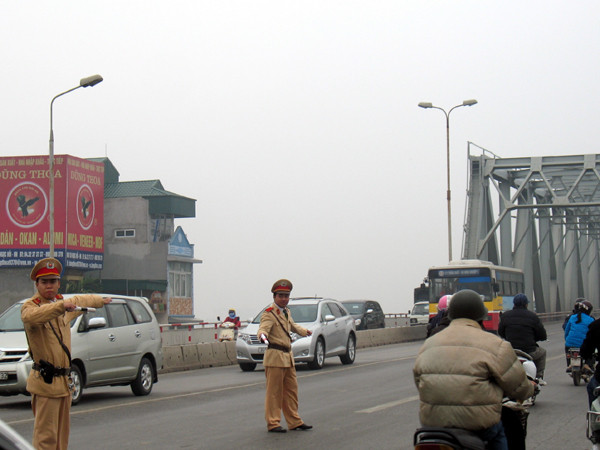 Chiến sỹ Đội CSGT số 5 đang làm nhiệm vụ gần cầu Chương Dương (HN) 