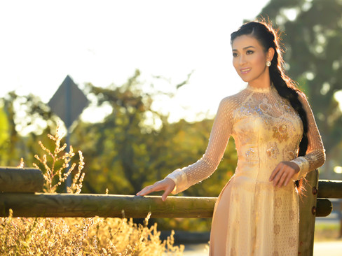 Cô khoe vóc dáng thon thả và vẻ đẹp kiều diễm trong những tà áo dài của NTK Việt Hùng