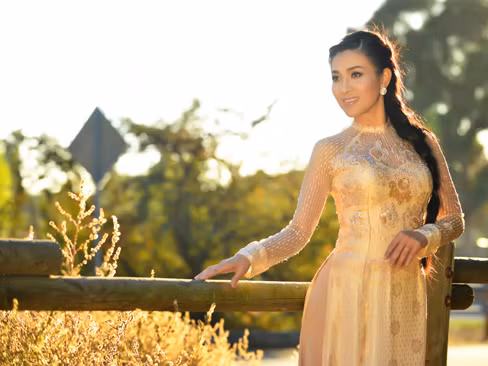 Cô khoe vóc dáng thon thả và vẻ đẹp kiều diễm trong những tà áo dài của NTK Việt Hùng