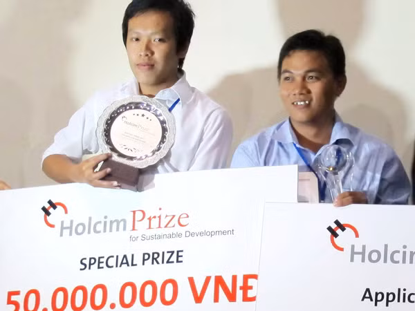 Duy Linh (trái) và Ngọc Anh nhận giải thưởng và tài trợ. Ảnh: Thanh Chương. Duy Linh (trái) và Ngọc Anh nhận giải thưởng và tài trợ. Ảnh: Thanh Chương