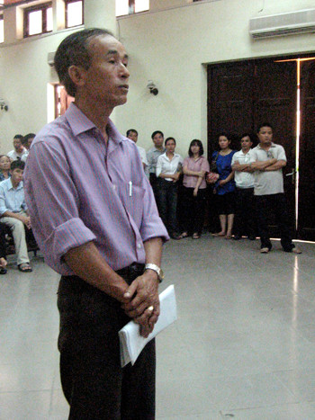 Bố nạn nhân Linh lặng đi khi nghe Nghĩa kể lại quá trình giết con gái mình - Ảnh: Bảo Thắng