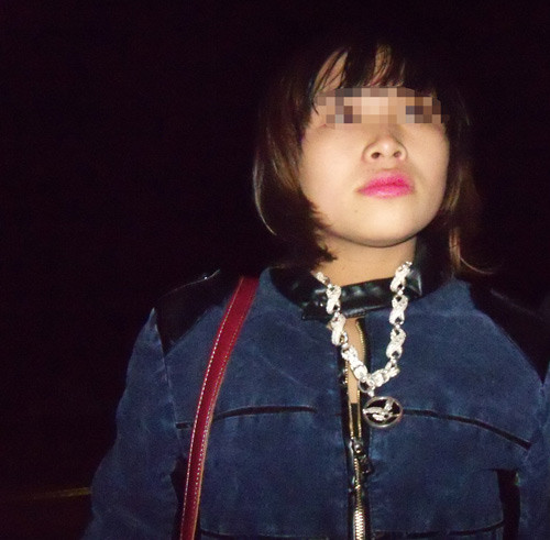 L. đeo dây xích bạc rất to ở cổ, giống các đại ca giang hồ thường có