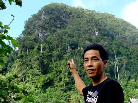 Công an viên Đặng Văn Hồng chỉ hướng có hang Khóc 