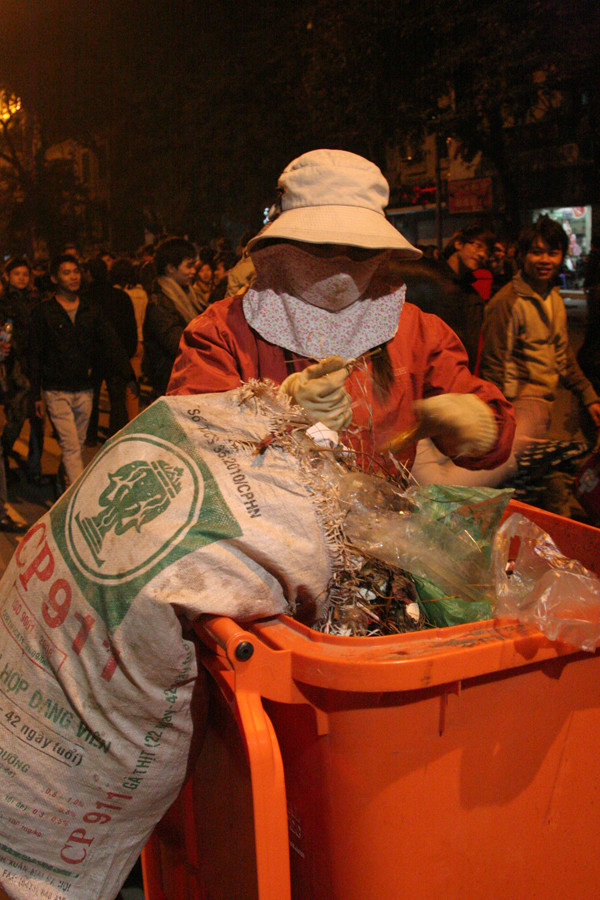 Rác đựoc để vào thùng rác nhỏ trước khi chuyển tới xe thu gom