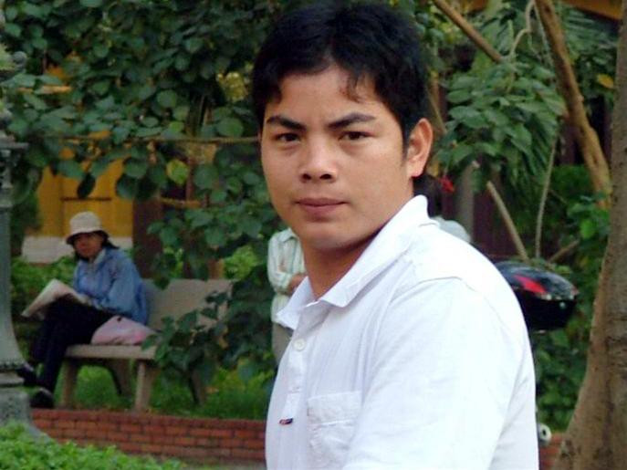 Hải Lâm có mặt tại tòa trên tay cầm theo cáo trạng Văn Trương vào cùng thời gian với Hải Lâm Hải Lâm lặng lẽ đọc cáo trạng chờ phiên tòa khai mạc Từ sáng sớm, đông đảo người dân chờ đợi phiên tòa diễn ra Từ 6h nhóm PV trong nước đã có mặt để đưa tin về phiên tòa Văn Trương đôi mắt đỏ ngầu do mất ngủ vì lo lắng PV hãng thông tấn AP (trái) cũng có mặt để đưa tin về phiên tòa Nhóm bị cáo tại ngoại có mặt trong phòng xử án Lúc 7h55 Văn Quyến có mặt tại tòa Áp giải Lê Quốc Vượng cùng Trương Tấn Hải đến phiên toà Tiếp viên hàng không Phan Thị Cẩm Lai bạn gái Quốc Vượng- bị tòa triệu tập với tư cách người có quyền lợi nghĩa vụ liên quan cũng có mặt Mở còng cho Tấn Hải và Quốc Vượng trước giờ khai mạc phiên tòa xét xử Hải Lâm có mặt tại tòa trên tay cầm theo cáo trạng Văn Trương vào cùng thời gian với Hải Lâm Hải Lâm lặng lẽ đọc cáo trạng chờ phiên tòa khai mạc Từ sáng sớm, đông đảo người dân chờ đợi phiên tòa diễn ra Từ 6h nhóm PV trong nước đã có mặt để đưa tin về phiên tòa Văn Trương đôi mắt đỏ ngầu do mất ngủ vì lo lắng PV hãng thông tấn AP (trái) cũng có mặt để đưa tin về phiên tòa Nhóm bị cáo tại ngoại có mặt trong phòng xử án Lúc 7h55 Văn Quyến có mặt tại tòa Áp giải Lê Quốc Vượng cùng Trương Tấn Hải đến phiên toà Tiếp viên hàng không Phan Thị Cẩm Lai bạn gái Quốc Vượng- bị tòa triệu tập với tư cách người có quyền lợi nghĩa vụ liên quan cũng có mặt Mở còng cho Tấn Hải và Quốc Vượng trước giờ khai mạc phiên tòa xét xử