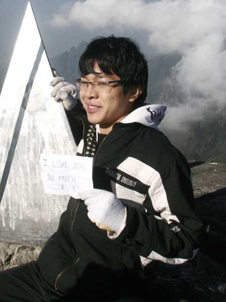 Tỏ tình trên khuôn giấy trên đỉnh Fansipan. Ảnh: Xuân Tùng